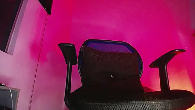 zacwatson  online show from December 18, 1:55 am