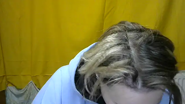 wLESLYMOSw online show from March 12, 9:44 am