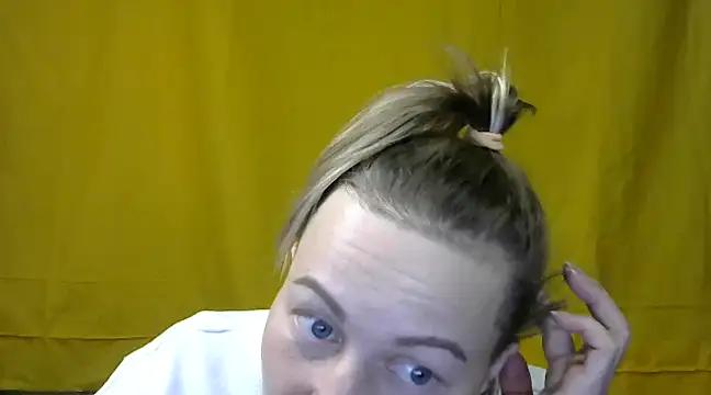 wLESLYMOSw online show from March 22, 6:36 pm