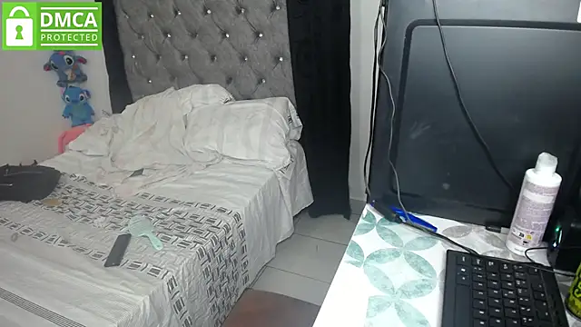 Snapshot of susana2523 chatting on July 5, 2:40 am susana2523 online show from July 5, 2:40 am