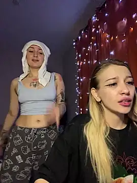 Snapshot of Dooubletroublee chatting on February 2, 10:28 pm Dooubletroublee online show from February 2, 10:28 pm