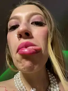 Snapshot of Dooubletroublee chatting on March 21, 11:56 pm Dooubletroublee online show from March 21, 11:56 pm