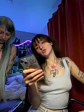 Snapshot of Dooubletroublee chatting on October 25, 11:21 pm Dooubletroublee online show from October 25, 11:21 pm