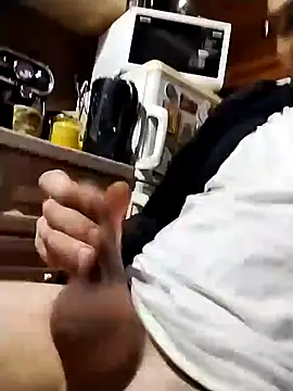 Snapshot of tomee83 chatting on December 4, 6:12 am tomee83 online show from December 4, 6:12 am