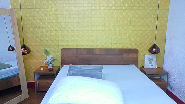 Squirter pussybomb online show from December 13, 4:00 am