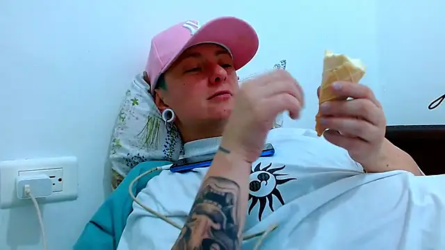 tomboyblue online show from February 4, 9:09 pm