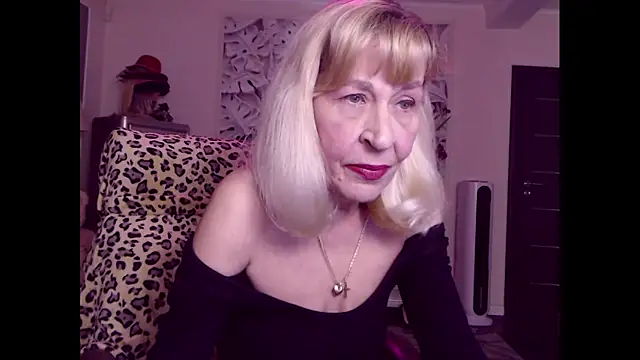 Snapshot of HornyMilf_555 chatting on December 3, 2:15 pm HornyMilf 555 online show from December 3, 2:15 pm