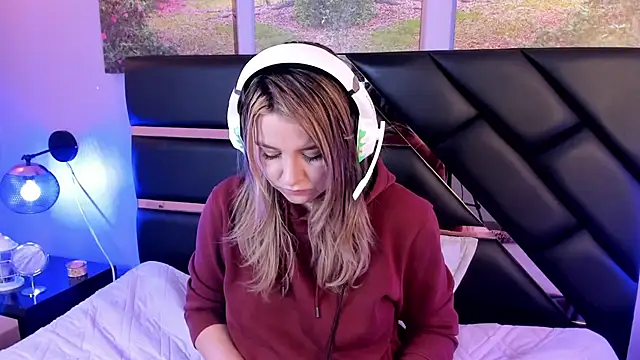 Snapshot of Annie_mone chatting on December 10, 9:00 pm Annie mone online show from December 10, 9:00 pm