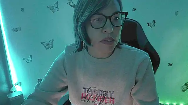 Lady breaks hearts online show from March 29, 10:26 am