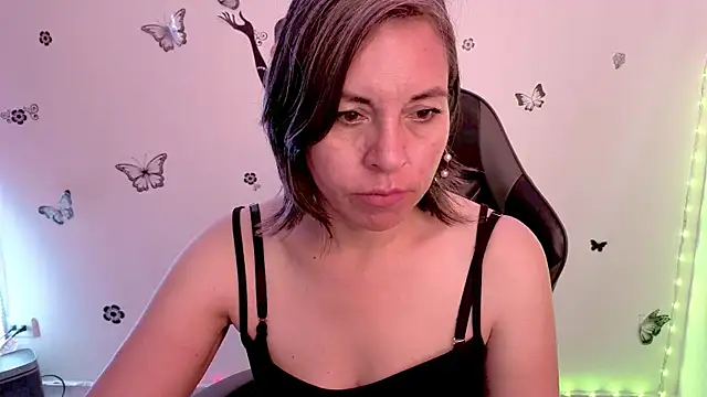 Lady breaks hearts online show from May 8, 1:16 pm