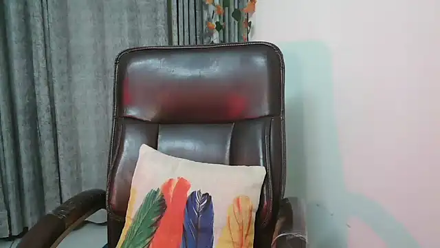 Snapshot of urvashihott chatting on January 25, 8:42 am urvashihott online show from January 25, 8:42 am