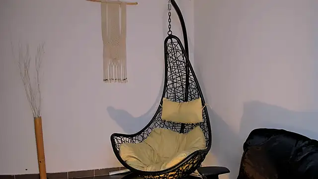 Snapshot of Nina-monroe chatting on December 11, 12:44 am Nina-monroe online show from December 11, 12:44 am