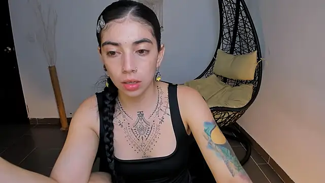 Snapshot of Nina-monroe chatting on February 13, 10:54 pm Nina-monroe online show from February 13, 10:54 pm