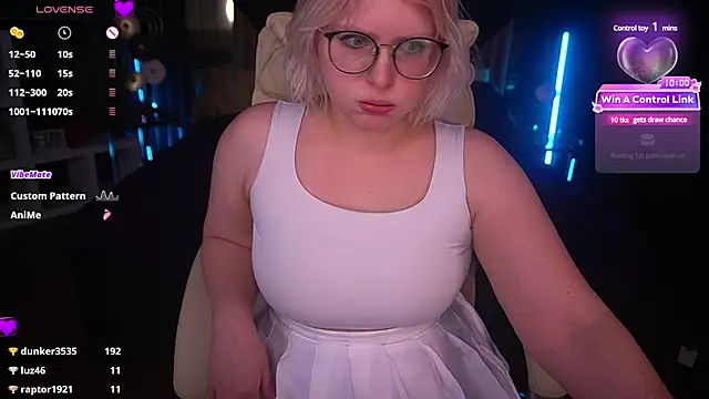 Snapshot of CoolTatis chatting on January 24, 9:15 pm CoolTatis online show from January 24, 9:15 pm