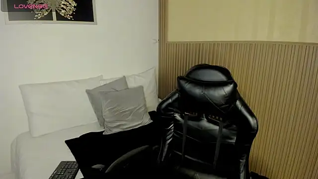 Snapshot of summer_night_ chatting on April 25, 1:41 pm summer night online show from April 25, 1:41 pm