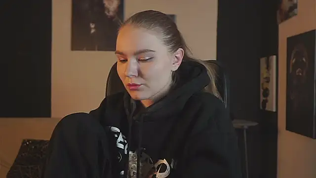 ValerieViolette online show from December 15, 8:25 pm