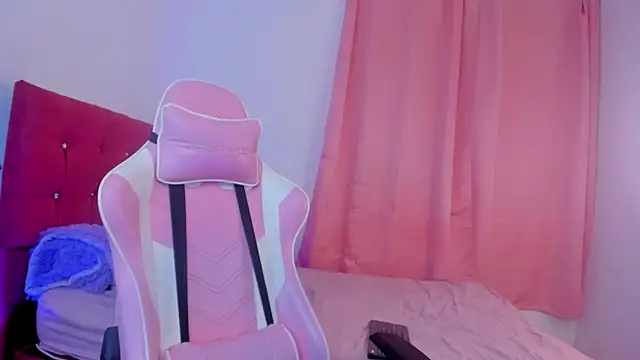 Snapshot of scarlett_queen56 chatting on March 12, 5:02 am scarlett queen56 online show from March 12, 5:02 am