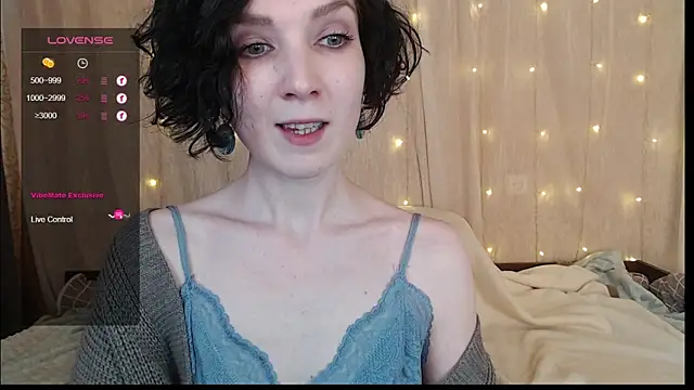 Snapshot of TinaWince chatting on December 7, 7:38 am TinaWince online show from December 7, 7:38 am