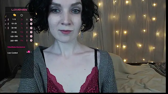 Snapshot of TinaWince chatting on December 9, 8:00 am TinaWince online show from December 9, 8:00 am