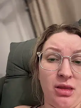 Teya moon  online show from February 8, 7:05 pm