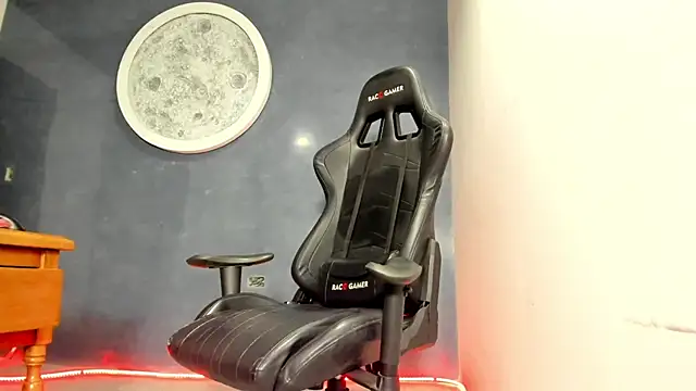 Snapshot of Bryan_Bronx chatting on January 16, 11:27 pm Bryan Bronx online show from January 16, 11:27 pm