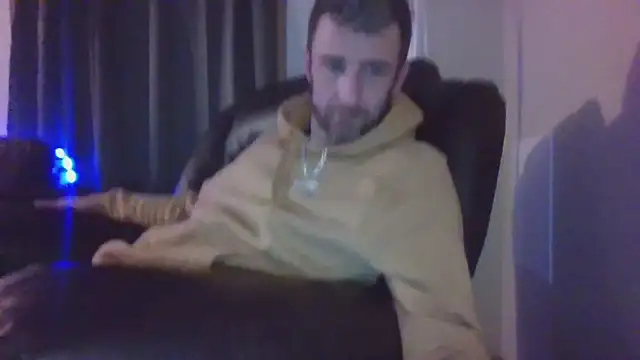 Snapshot of HungStud4You chatting on February 18, 8:27 am HungStud4You online show from February 18, 8:27 am