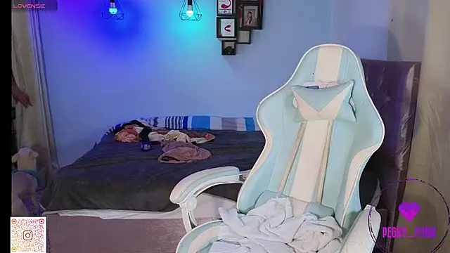 Snapshot of Peggy_Funn chatting on January 22, 12:16 am Peggy Funn online show from January 22, 12:16 am