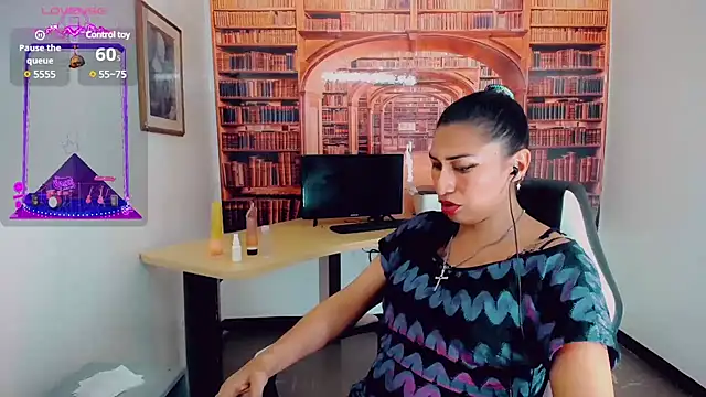 khiara moretti online show from December 17, 10:32 pm