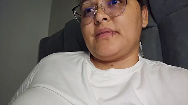 Snapshot of Laura77_ chatting on November 16, 5:46 am Laura77 online show from November 16, 5:46 am