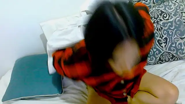 Snapshot of samanta_r_ chatting on December 18, 2:32 am samanta r online show from December 18, 2:32 am