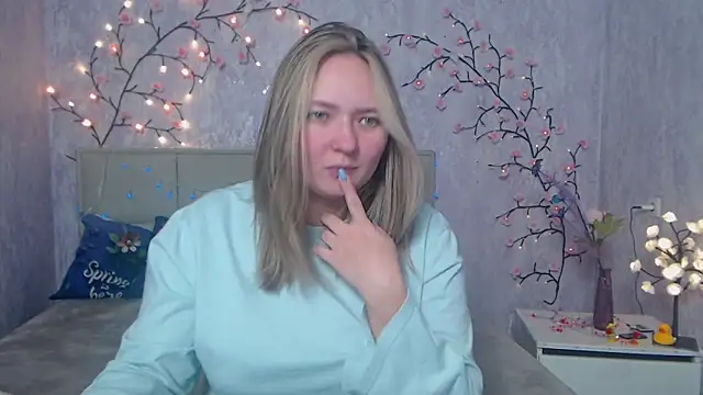 Snapshot of SallyVerda chatting on April 30, 6:25 pm SallyVerda online show from April 30, 6:25 pm