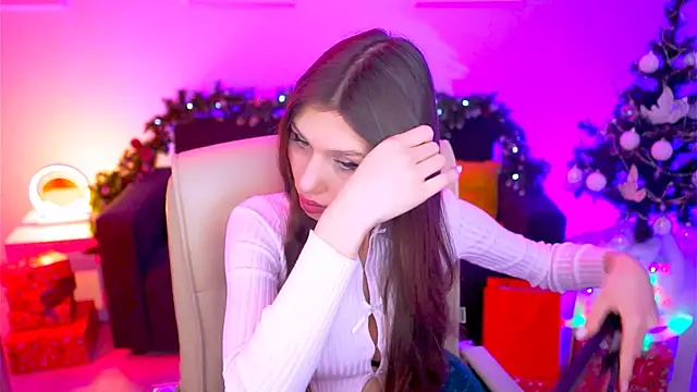 MollyPerry online show from December 12, 4:10 pm