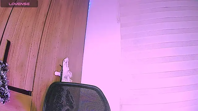 Snapshot of Candy_beauty chatting on December 6, 5:53 am Candy beauty online show from December 6, 5:53 am