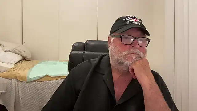 Snapshot of Drummajor chatting on December 19, 6:56 am Drummajor online show from December 19, 6:56 am