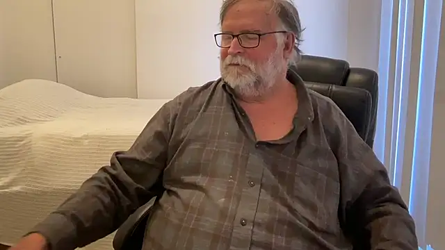 Snapshot of Drummajor chatting on December 2, 5:41 pm Drummajor online show from December 2, 5:41 pm