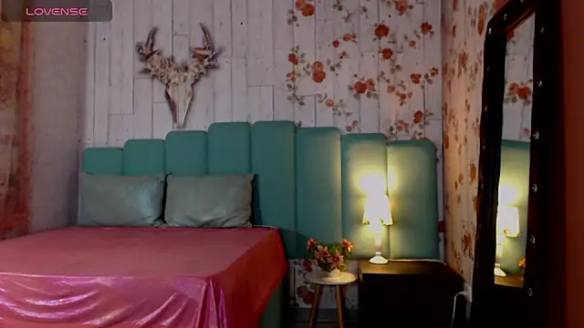 Alison Simmons online show from December 14, 3:58 pm