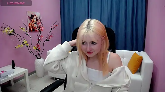 Snapshot of Tweet88 chatting on December 19, 12:02 am Tweet88 online show from December 19, 12:02 am