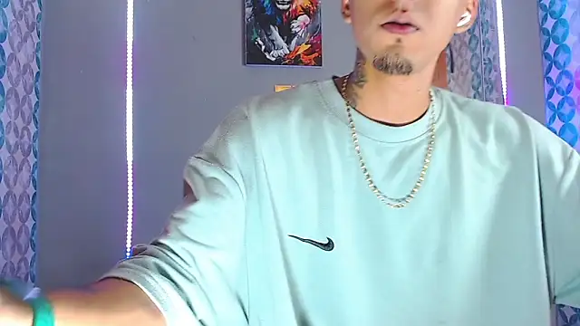 Snapshot of Liam_lee chatting on May 1, 9:19 pm Liam lee online show from May 1, 9:19 pm