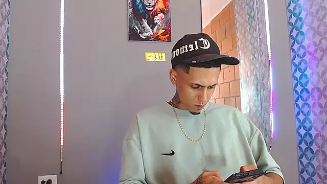 Snapshot of Liam_lee chatting on May 7, 8:47 pm Liam lee online show from May 7, 8:47 pm