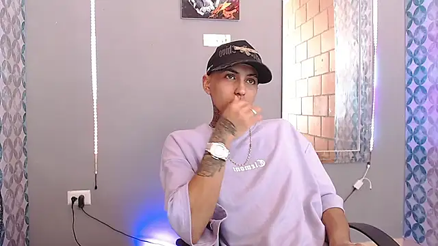 Snapshot of Liam_lee chatting on May 9, 8:47 pm Liam lee online show from May 9, 8:47 pm