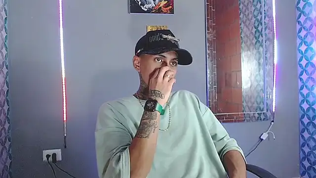 Snapshot of Liam_lee chatting on May 10, 10:48 pm Liam lee online show from May 10, 10:48 pm