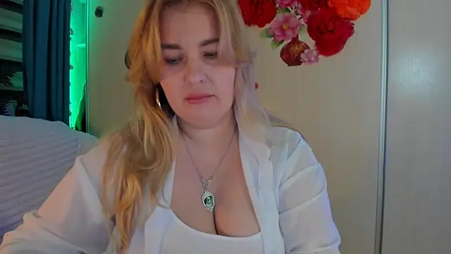 Snapshot of CoraSwon chatting on October 24, 9:22 pm CoraSwon online show from October 24, 9:22 pm