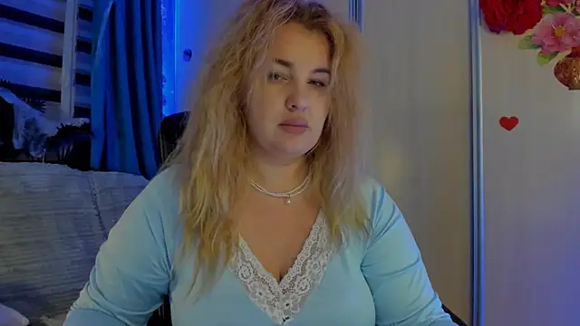 Snapshot of CoraSwon chatting on November 8, 1:28 am CoraSwon online show from November 8, 1:28 am