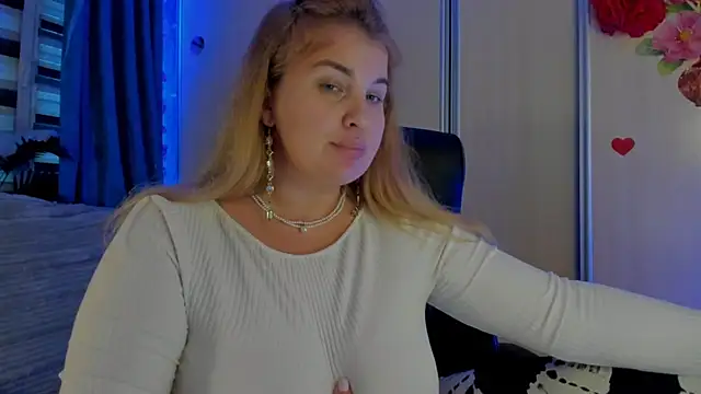 Snapshot of CoraSwon chatting on November 8, 1:33 pm CoraSwon online show from November 8, 1:33 pm