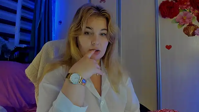 Snapshot of CoraSwon chatting on November 9, 11:03 pm CoraSwon online show from November 9, 11:03 pm