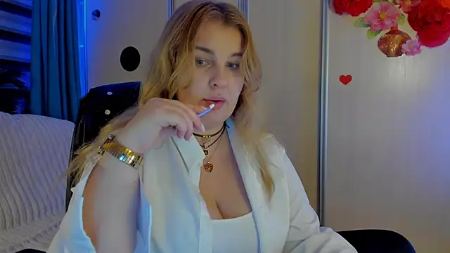 Snapshot of CoraSwon chatting on November 25, 7:36 pm CoraSwon online show from November 25, 7:36 pm