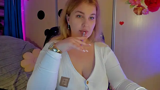 Snapshot of CoraSwon chatting on November 27, 8:44 pm CoraSwon online show from November 27, 8:44 pm