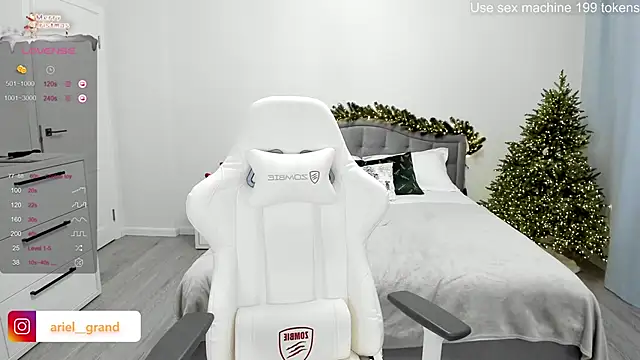 Snapshot of ariel_grand chatting on January 6, 4:04 am ariel grand online show from January 6, 4:04 am