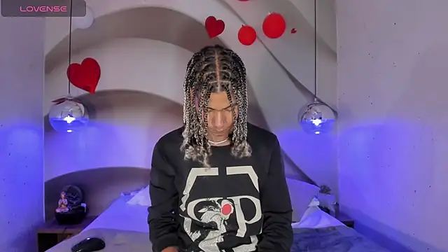 Snapshot of Maxim-Walker chatting on February 18, 3:31 am Maxim-Walker online show from February 18, 3:31 am