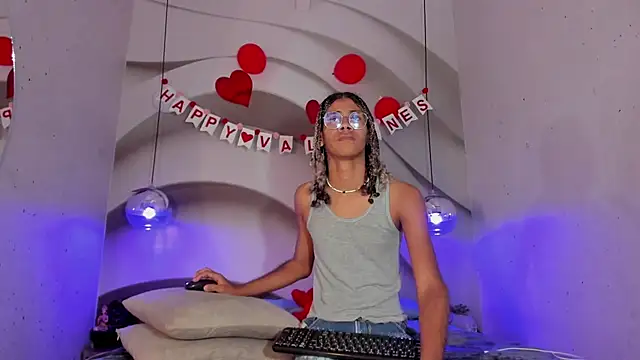 Snapshot of Maxim-Walker chatting on February 21, 2:50 am Maxim-Walker online show from February 21, 2:50 am